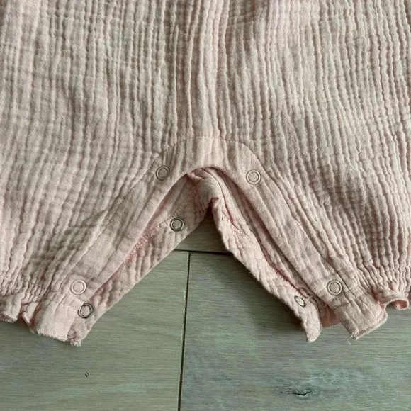 First impressions gauze pink romper‎ - Picture 2 of 4